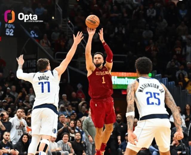 PG电子游戏-59英尺三分绝杀独行侠 斯特鲁斯疯狂一投引爆球馆